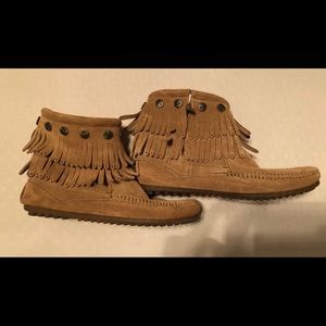 Minnetonka Double Fringe Booties Size 6